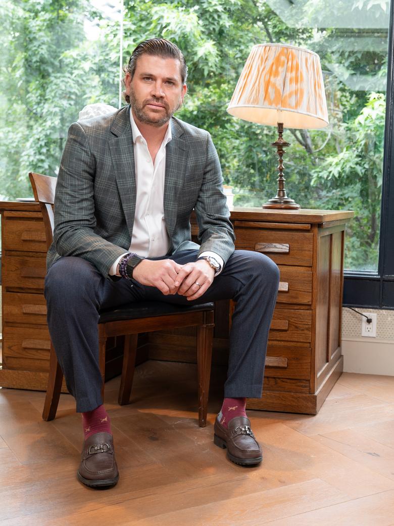 Andrew Grepe sentado en su escritorio